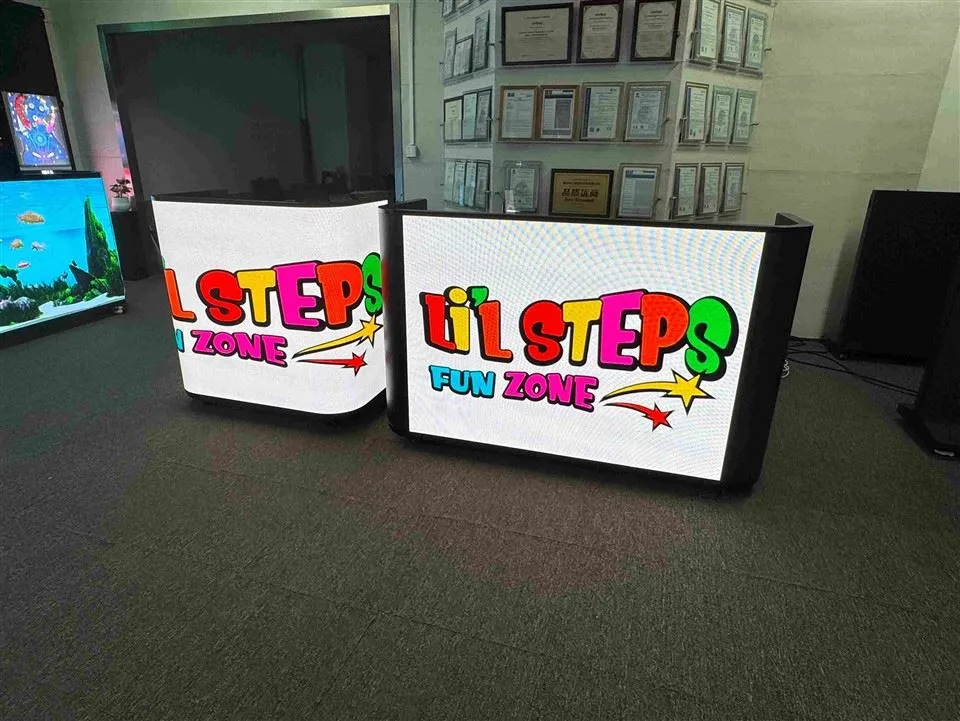 תא DJ נייד עם מסך תצוגת קיר וידאו LED